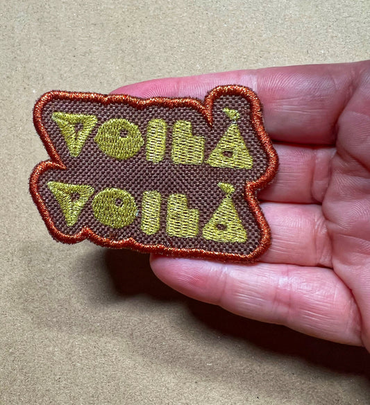 Broche brodée Voilà Voilà