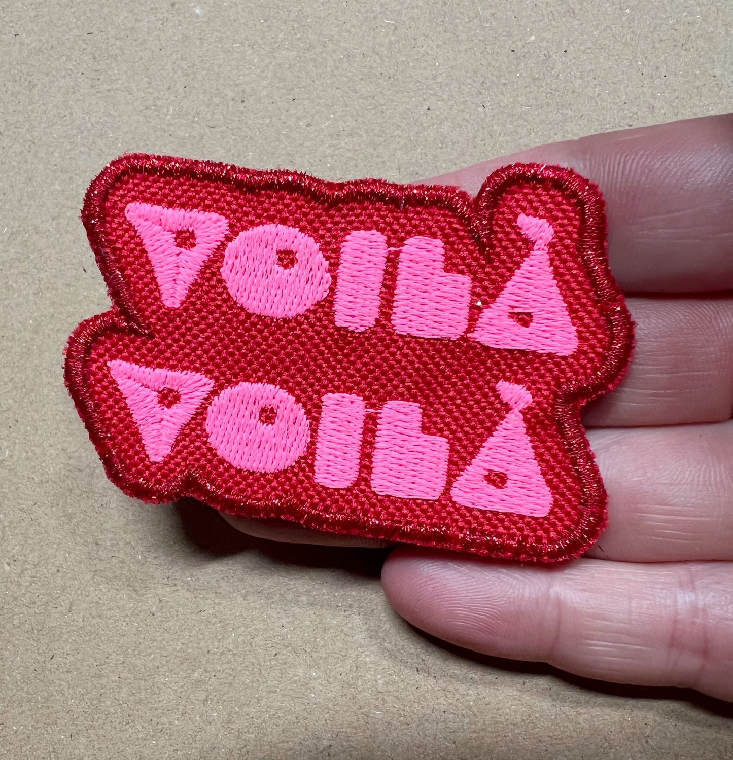 Broche brodée Voilà Voilà