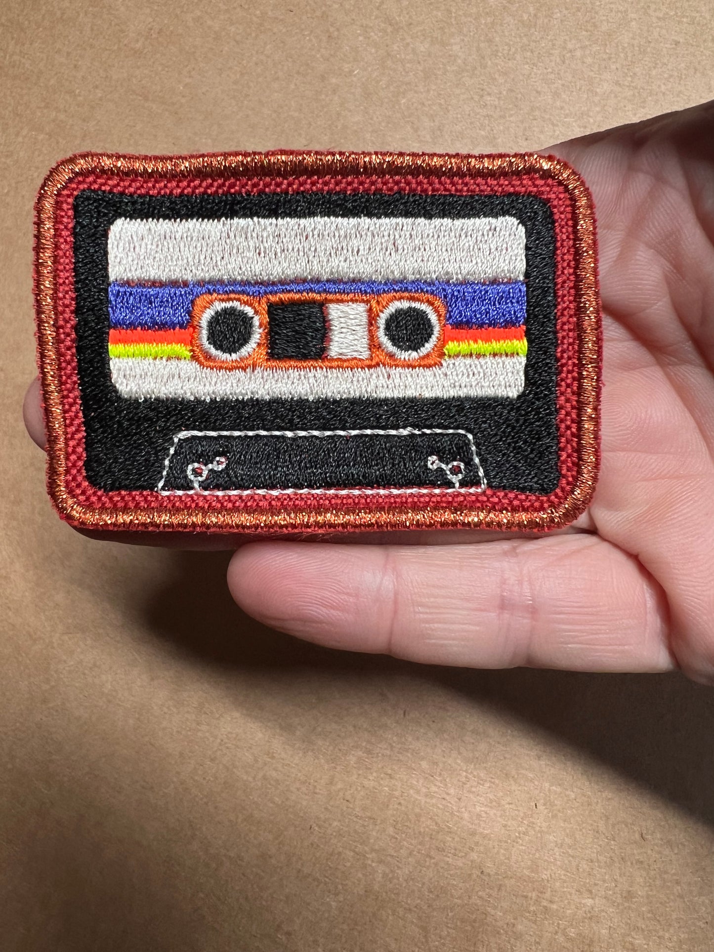 k7 broche brodée